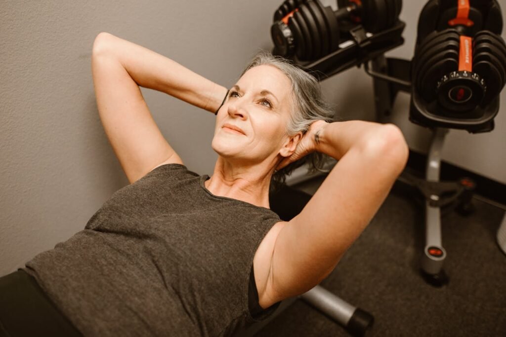 Na imagem, senhora se exercitando para estimular a saúde muscular