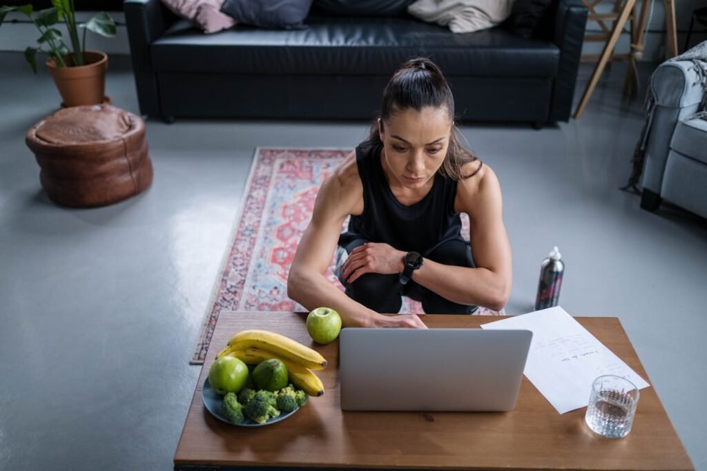 Na imagem, mulher se exercitando no ambiente de trabalho