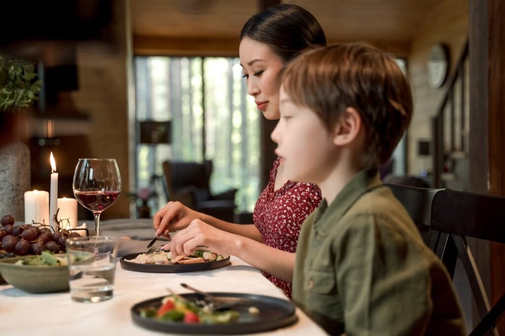 Na imagem, familia comendo alimentos que ajudam na concentração